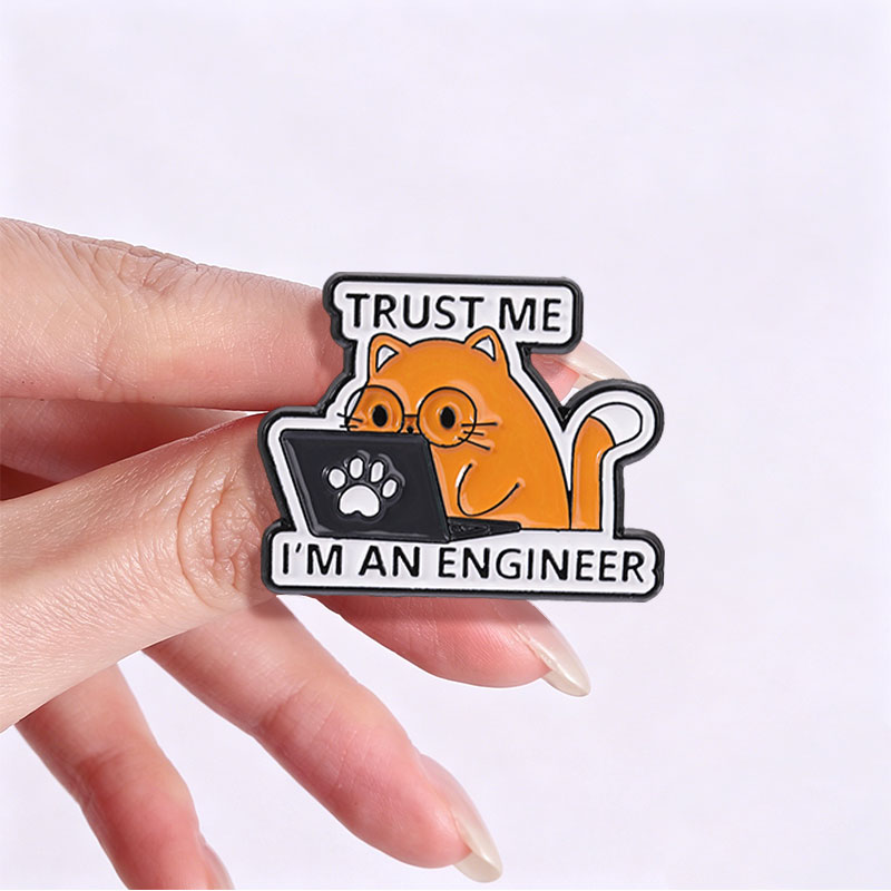 دبوس مينا بتصميم 'أنا مهندس' و - مراجعة Laptop Accessories Design وسعره